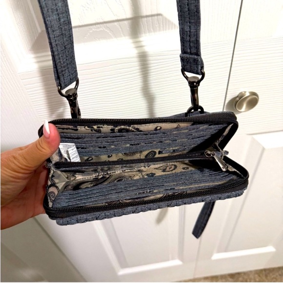 🛍️ Lug Crossbody Phone Wallet & Wristlet 🛍️ - Picture 4 of 10